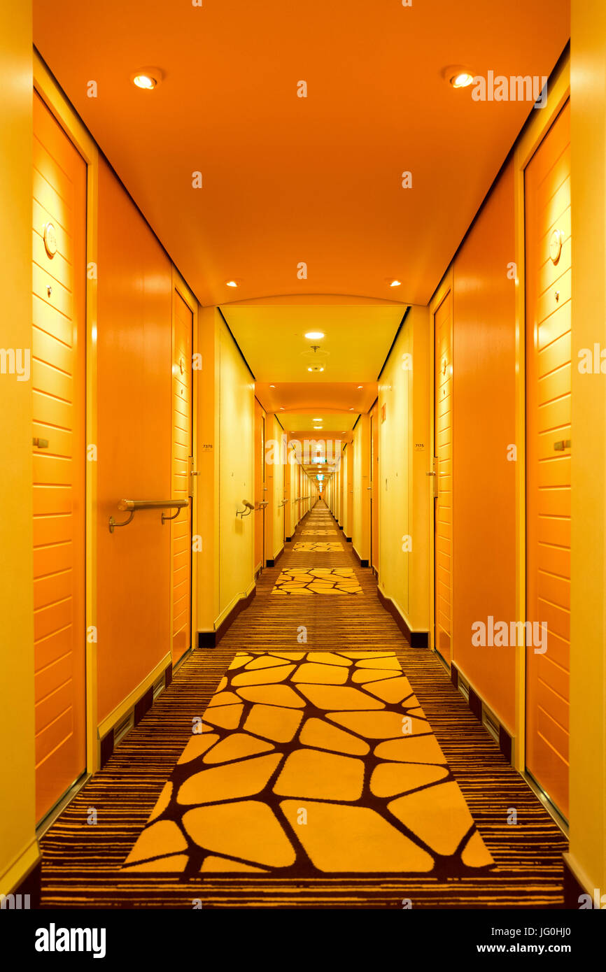 Ponte 7 corridoio a bordo AIDAsol. AIDAsol è una classe di Sphinx nave da crociera costruita al cantiere navale Meyer Werft per AIDA Cruises, uno dei dieci marchi di proprietà di Carnival Corp Foto Stock