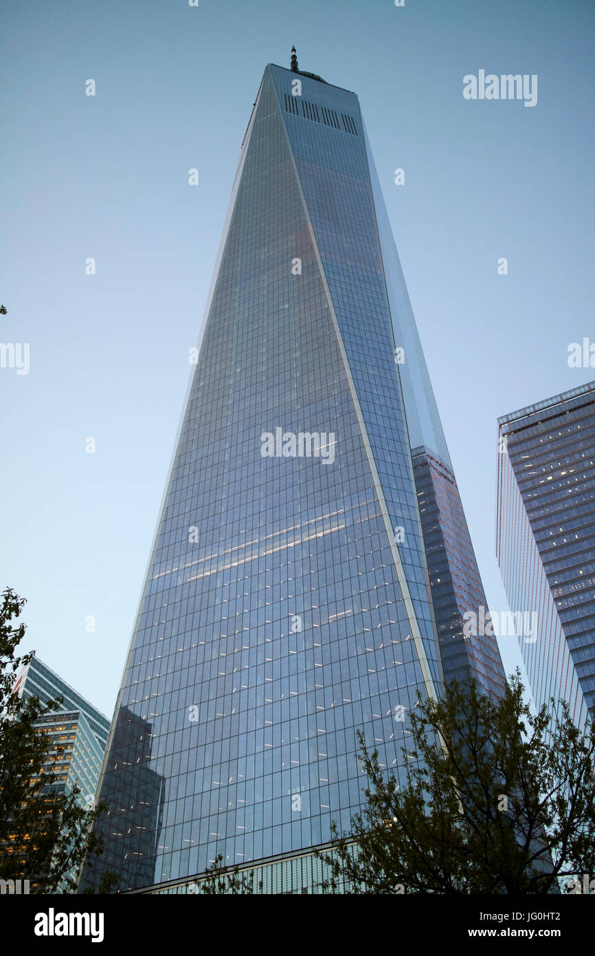 Guardando il one world trade center al tramonto New York City USA Foto Stock