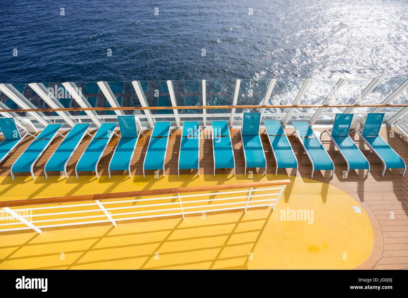 Sedie a sdraio a bordo AIDAsol. AIDAsol è una classe di Sphinx nave da crociera costruita al cantiere navale Meyer Werft per AIDA Cruises, uno dei dieci marchi di proprietà di Carnival Corporation Foto Stock
