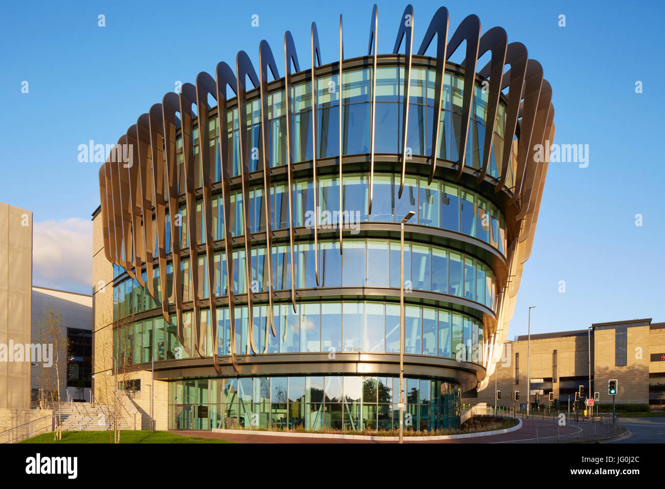 Il alettato e facciata in vetro del nuovo edificio Oastler, Huddersfield campus universitario, West Yorkshire Foto Stock