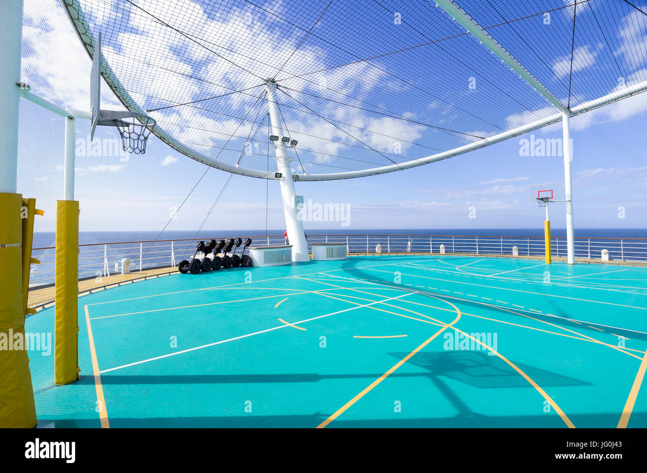 Sport a bordo del pianale AIDAsol. AIDAsol è una classe di Sphinx nave da crociera costruita al cantiere navale Meyer Werft per AIDA Cruises, uno dei dieci marchi di proprietà di Carnival Corporation Foto Stock