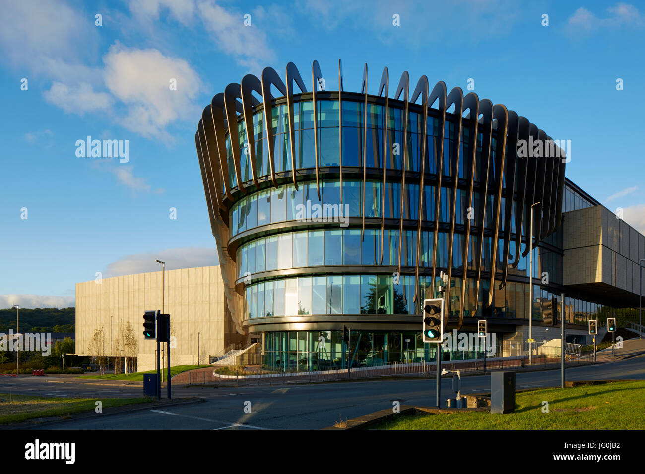 Il alettato e facciata in vetro del nuovo edificio Oastler, Huddersfield campus universitario, West Yorkshire Foto Stock