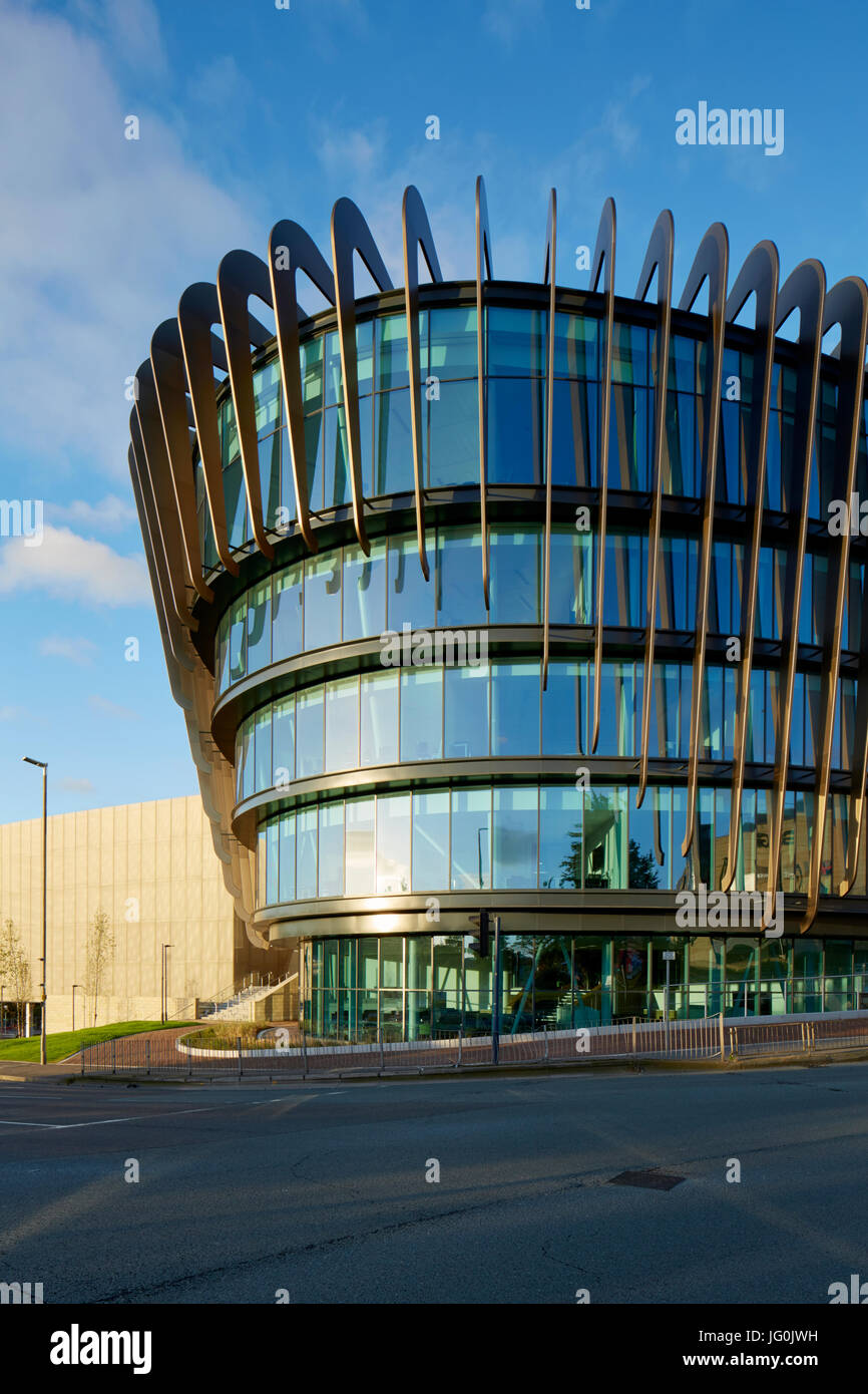 Il alettato e facciata in vetro del nuovo edificio Oastler, Huddersfield campus universitario, West Yorkshire Foto Stock
