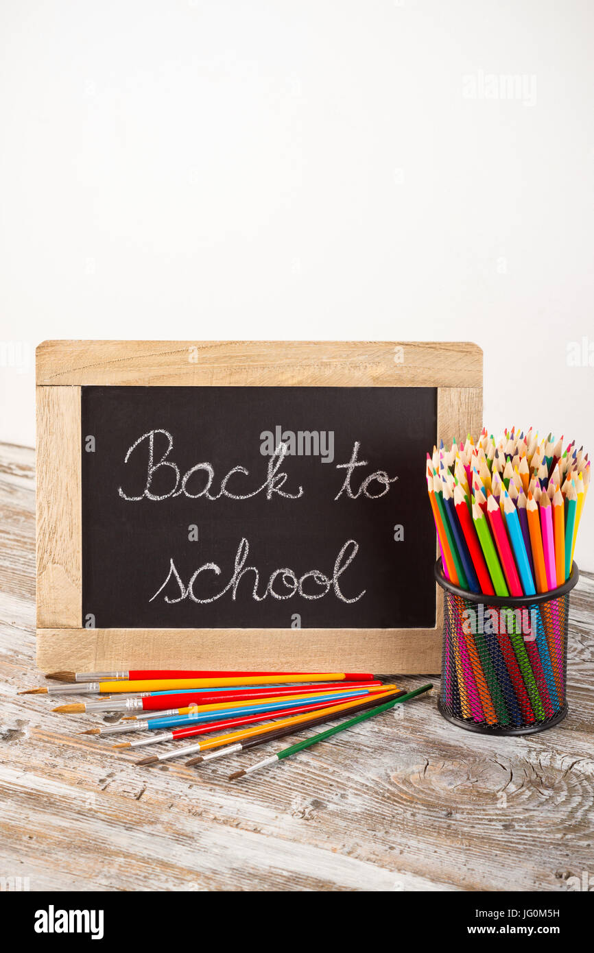 Si torna a scuola, forniture scolastiche su sfondo di legno Foto Stock
