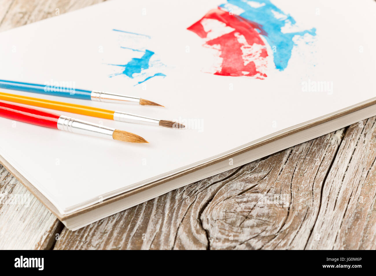 La pittura ad acquerello, speciali strumenti di pittura su sfondo di legno Foto Stock