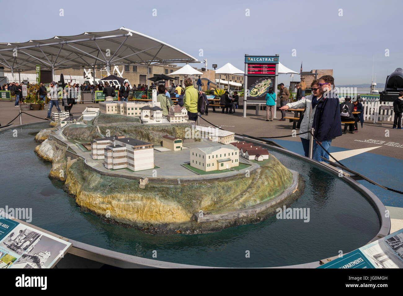 I turisti, visitatori alcatraz Model, modello di Alcatraz, zona di imbarco e sbarco di Alcatraz, Pier 33, l'Embarcadero, San Francisco, California Foto Stock