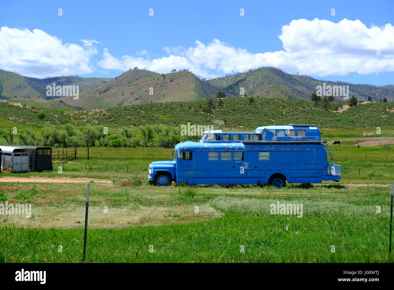 Un vecchio autobus convertito con bus VW componenti si siede in un campo nelle zone rurali del Colorado. Foto Stock