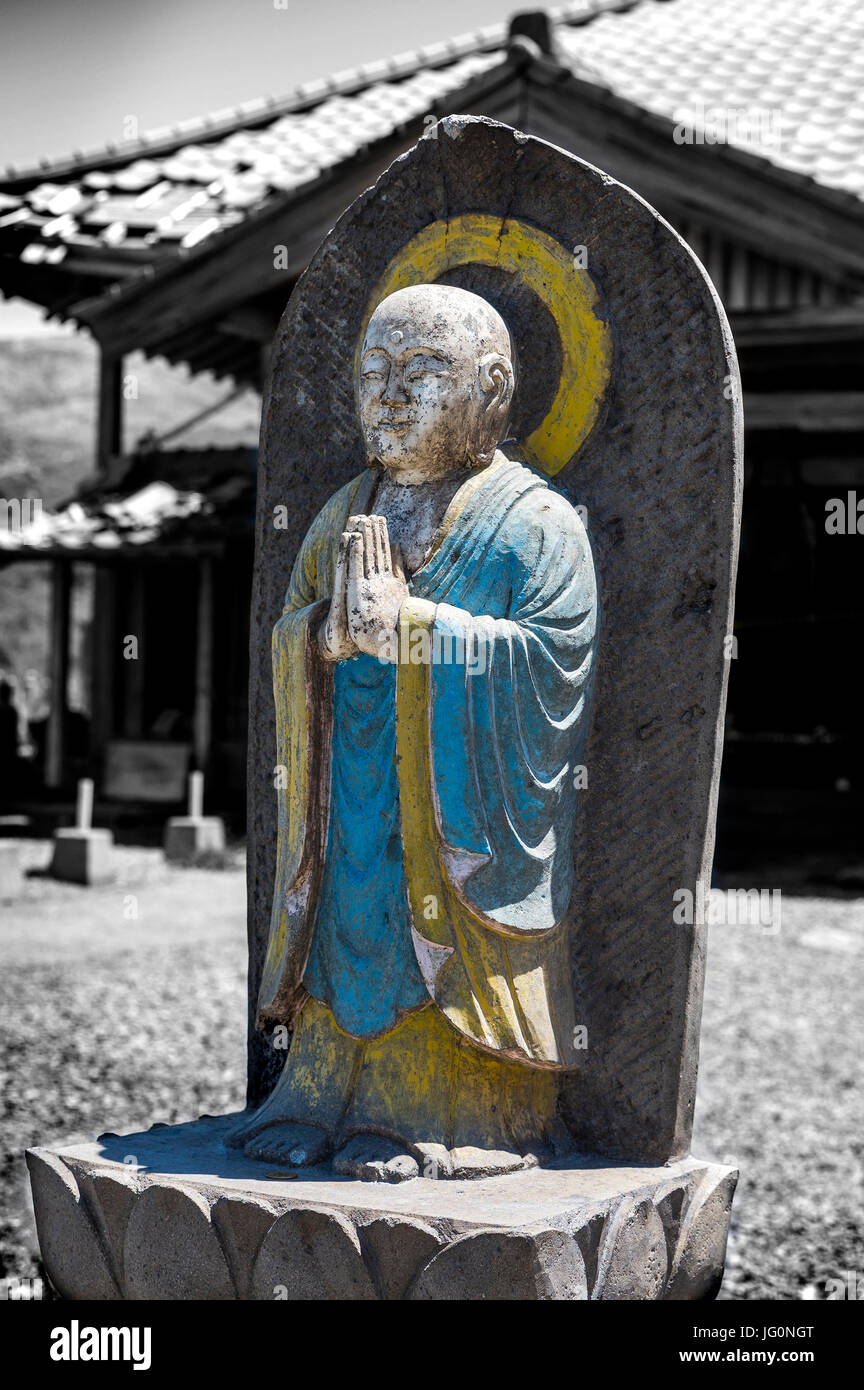 Stone statua del Buddha alla base del Monte Aso vulcano, Kyushu, Giappone Foto Stock