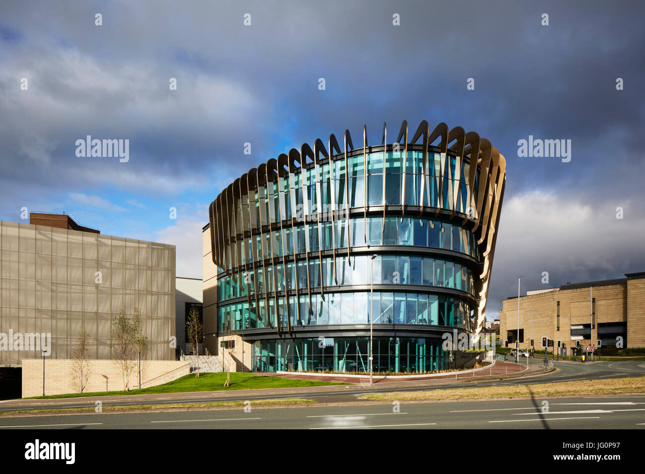 Il alettato e facciata in vetro del nuovo edificio Oastler, Huddersfield campus universitario, West Yorkshire Foto Stock