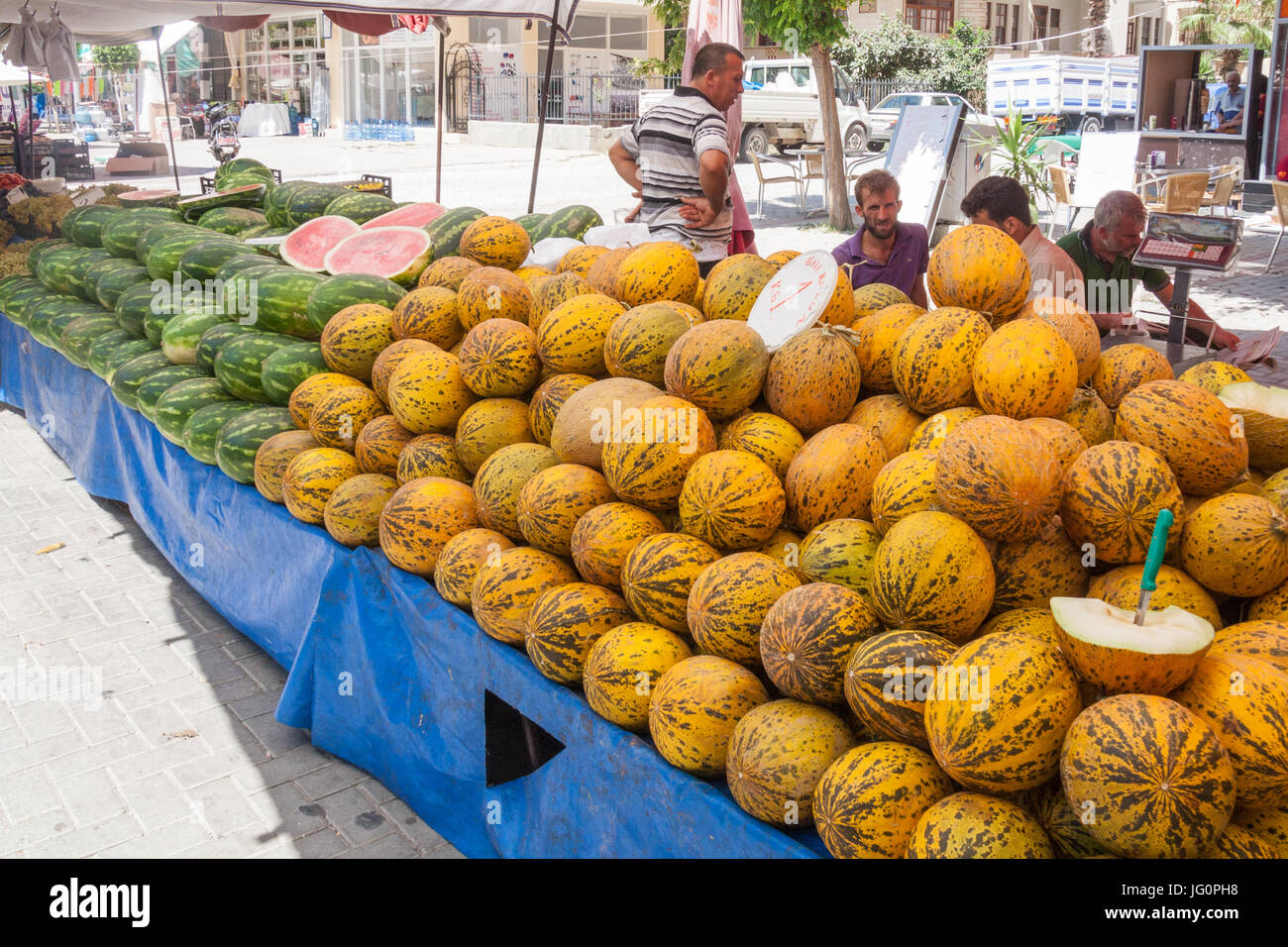 I fornitori di attendere per i clienti sulla loro bancarelle di frutta e verdura in un mercato in Alanya, Turchia Foto Stock