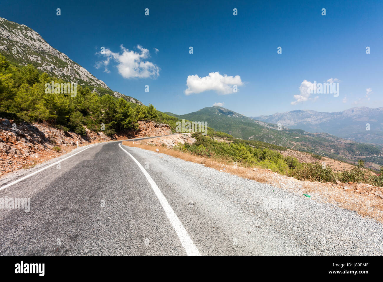 La strada attraverso le aspre montagne Taurus, Alanya, Turchia Foto Stock