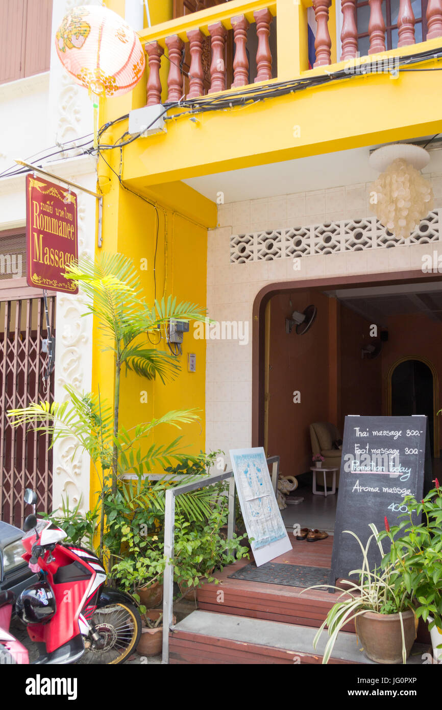 Negozio di massaggio a Soi Romanee nella vecchia città di Phuket, Tailandia Foto Stock