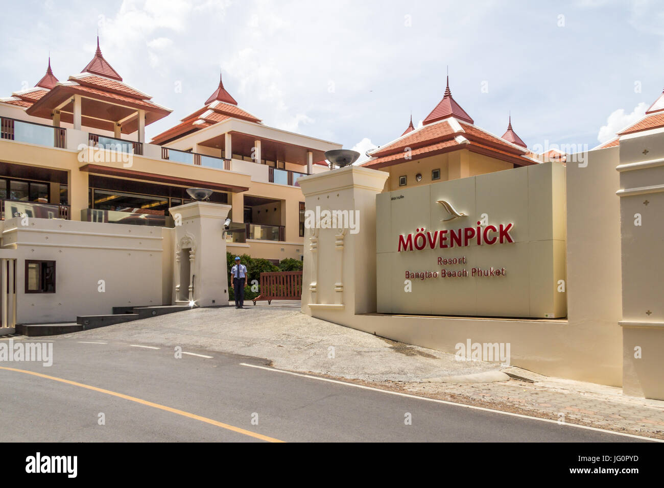 La guardia di sicurezza al di fuori del Movenpick Hotel alla spiaggia laypang, Bang Tao, Phuket, Tailandia Foto Stock