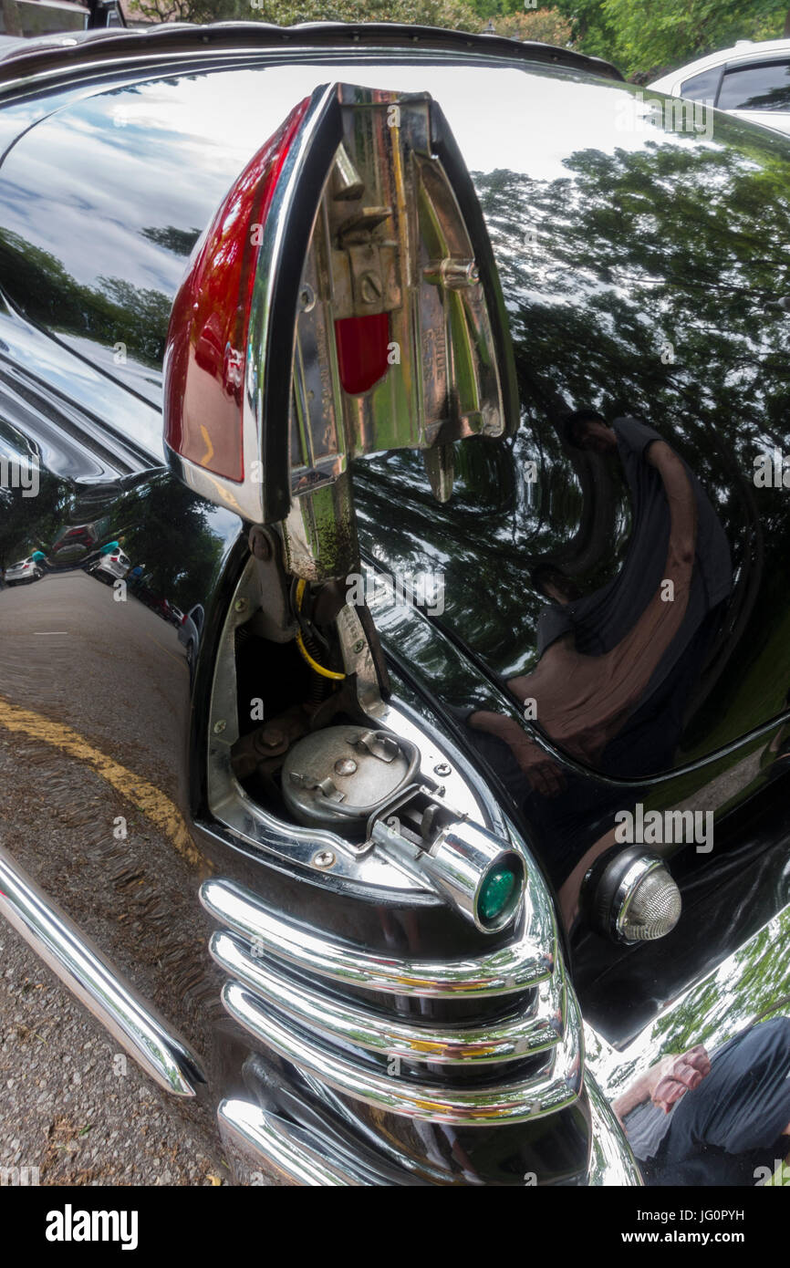 Il tappo del serbatoio di una Cadillac convertibile classica 1948 si trova sotto la luce di posizione posteriore sinistra ed è accessibile premendo un piccolo pulsante blu. Foto Stock