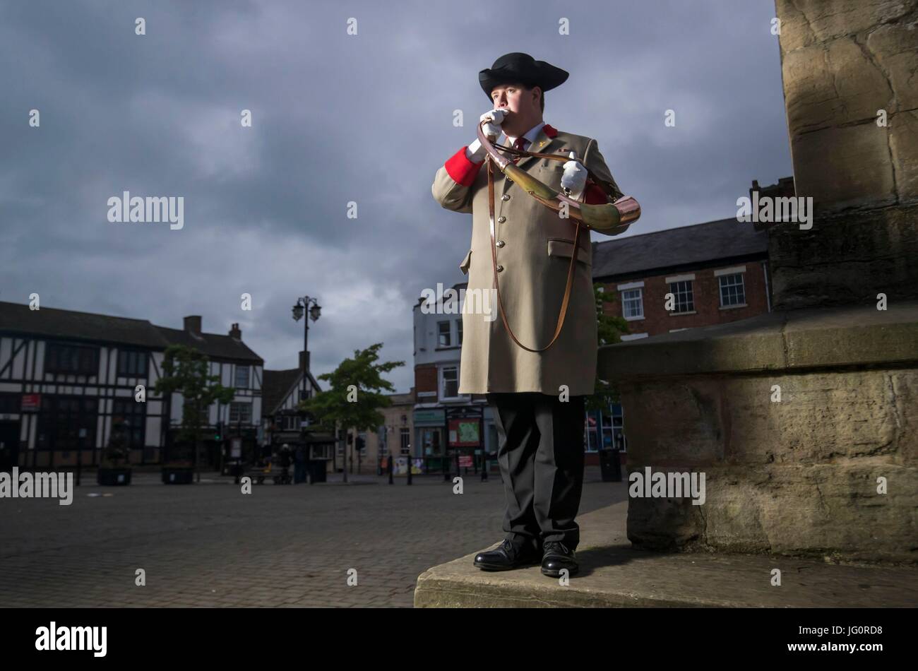 Ripon City Hornblower Wayne Cobbett soffia un avvisatore acustico, un antico cerimoniale di ruolo che ha iniziato in AD886, come Ripon annuncia di reclutare un nuovo membro del Team Hornblowing. Foto Stock