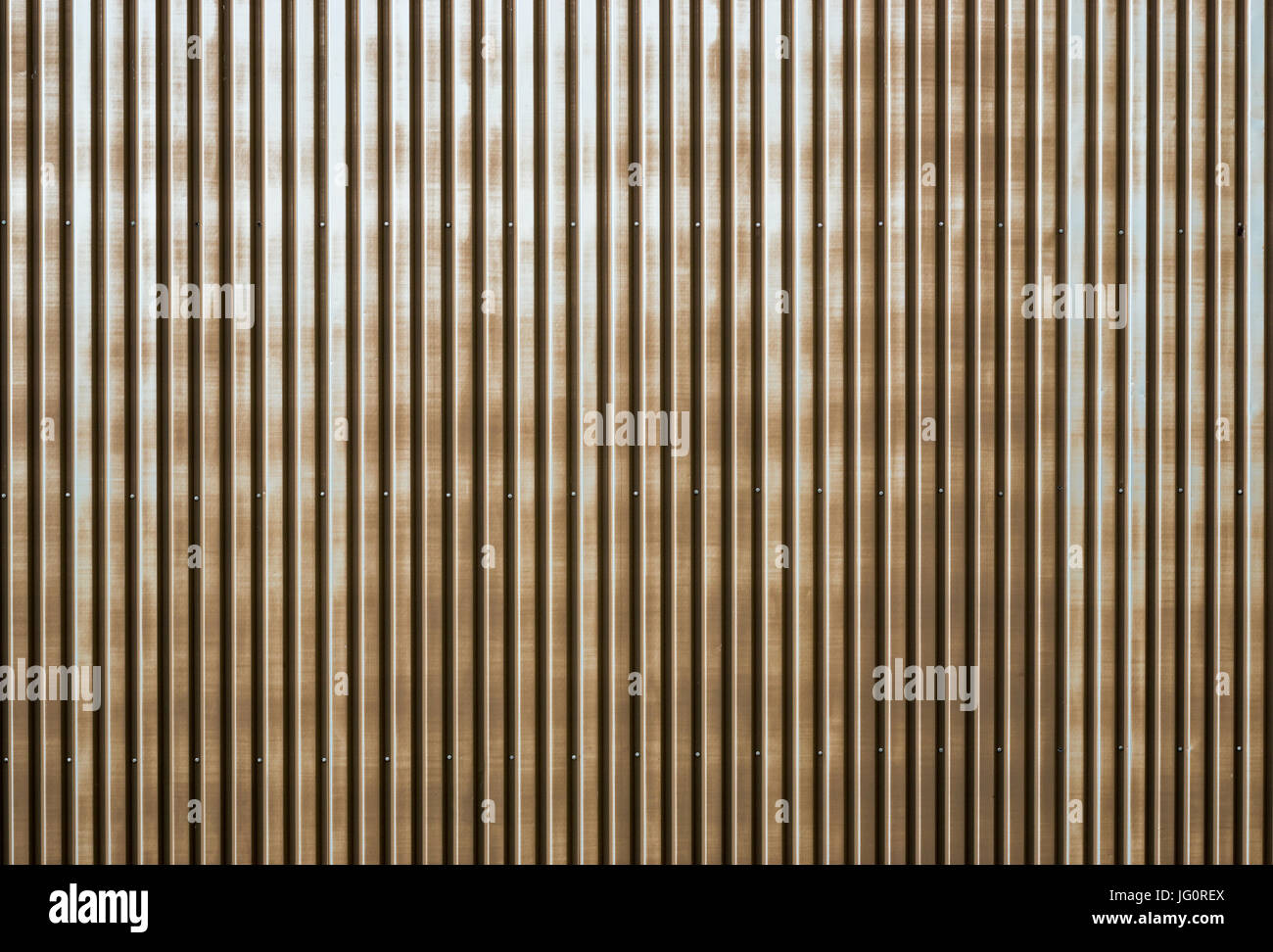 Vecchio arrugginito metallo corrugati a parete di un edificio del granaio Foto Stock