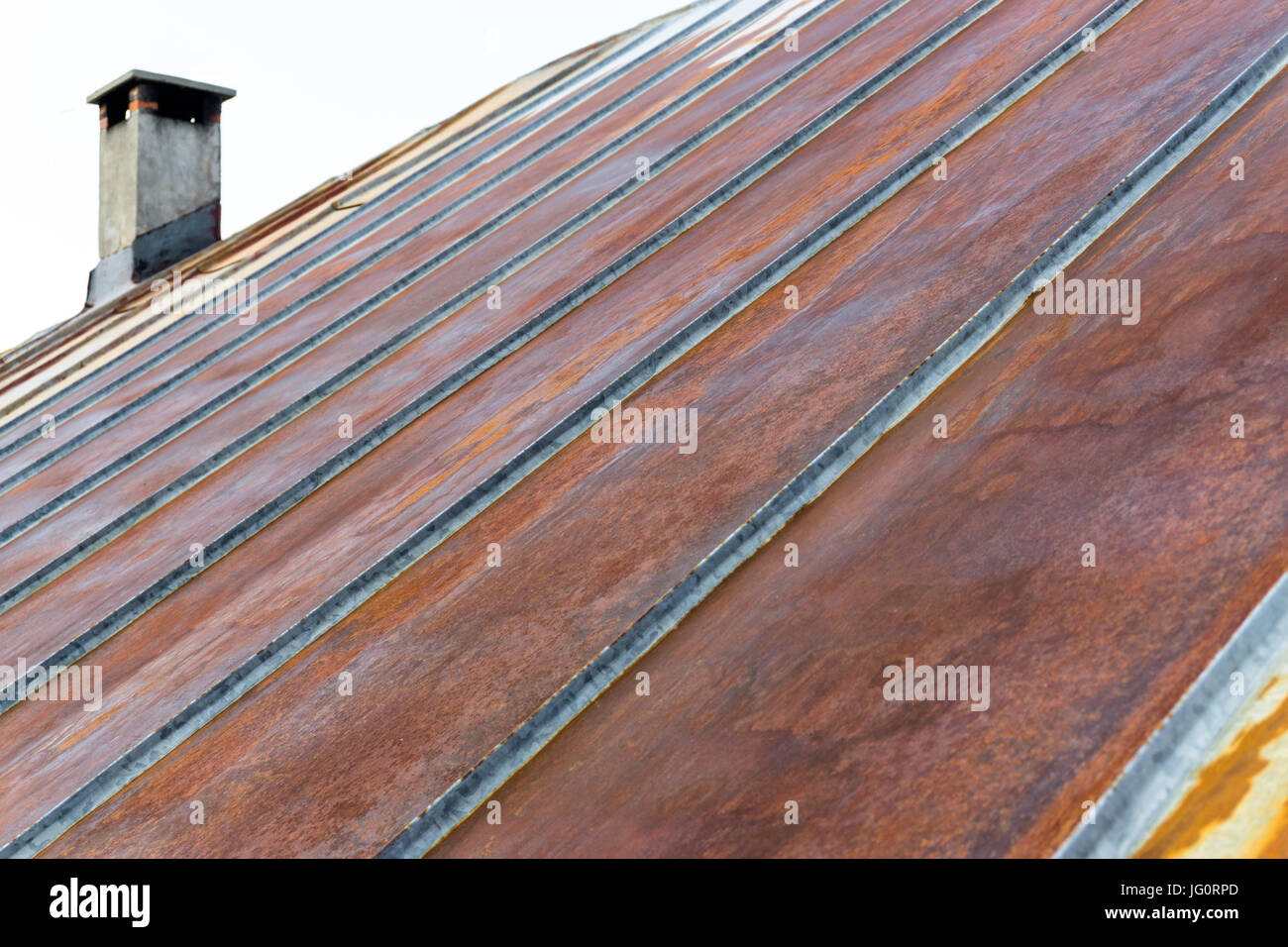 Vecchio di ferro arrugginito tetto metallico con camino Foto Stock
