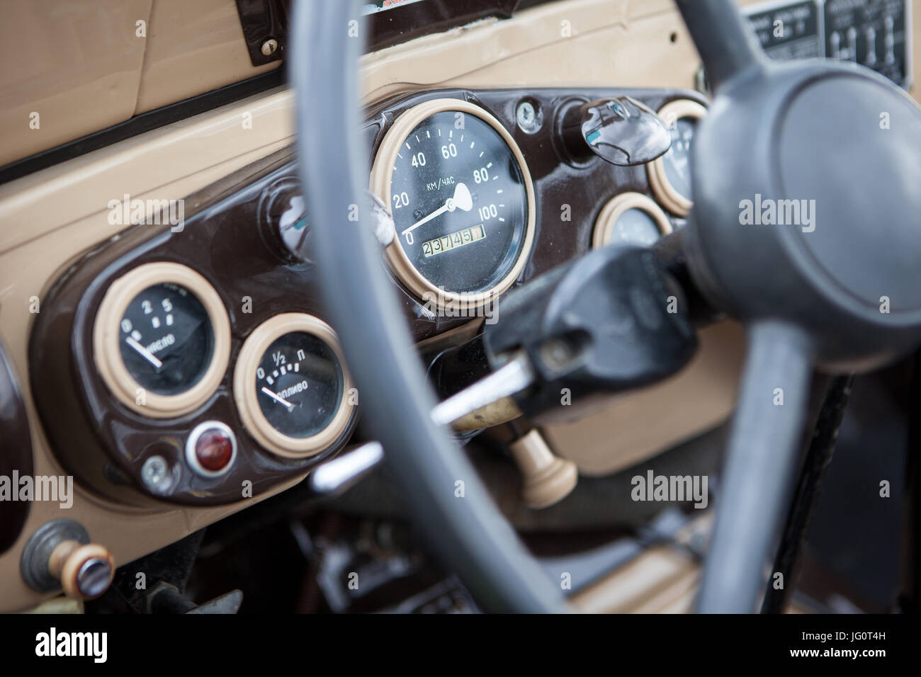 Il quadro della strumentazione di un sovietico auto d'epoca Foto Stock