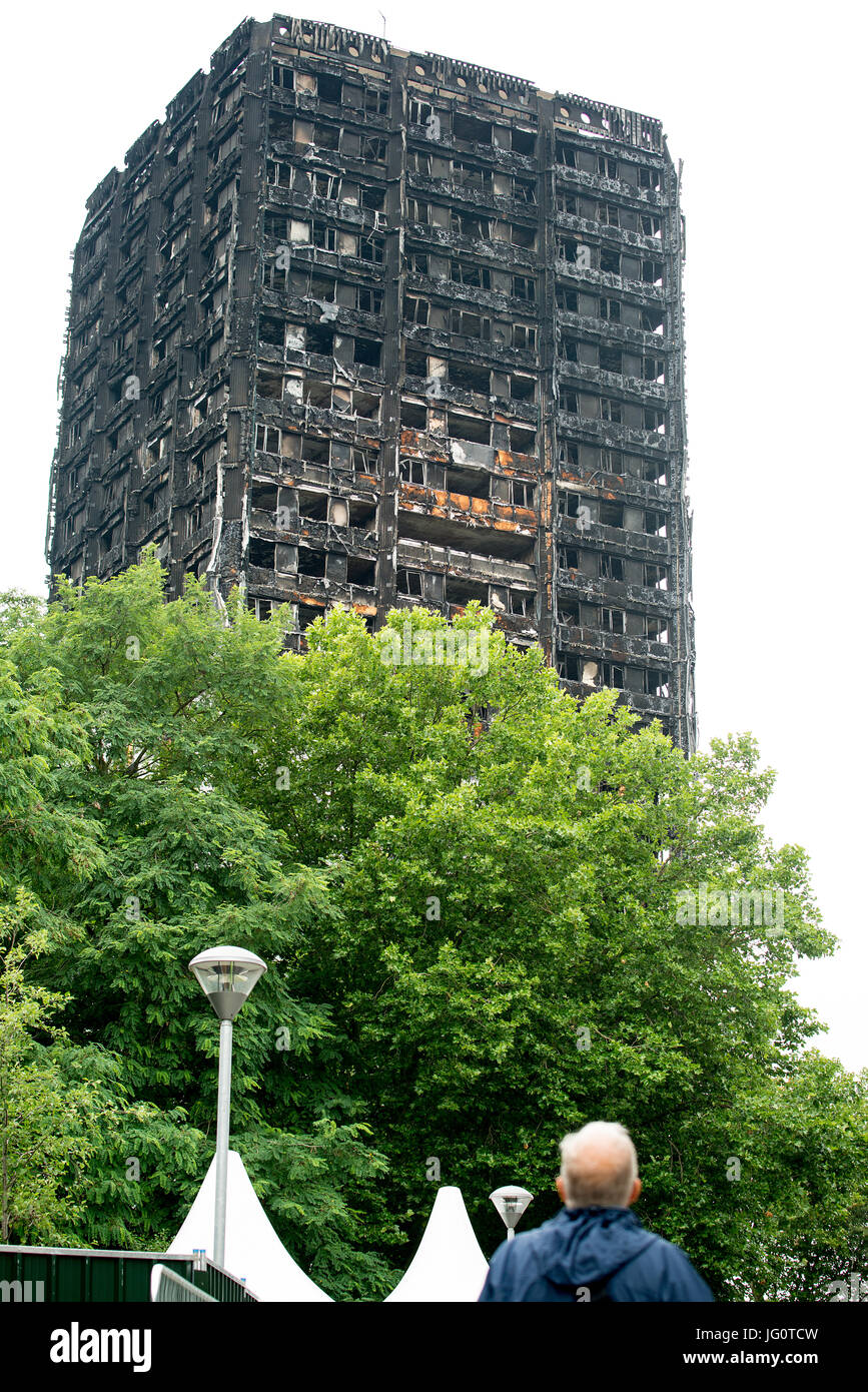 La Grenfell Tower - disastro incendio che strappato attraverso l'edificio lasciando centinaia di senzatetto e molti morti, si trova ora in bianco e nero e bruciato. Foto Stock