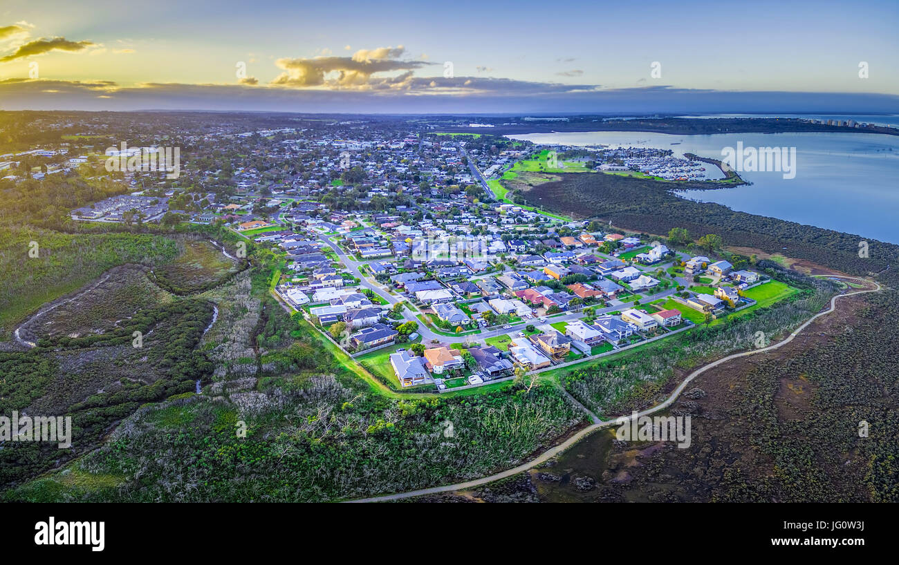 Antenna vista panoramica del borgo di Hastings e Westernport Marina al tramonto. Melbourne, Australia Foto Stock