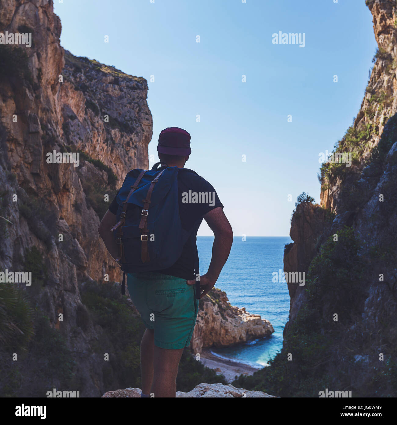 L'uomo trekking sulla costa spagnola Foto Stock