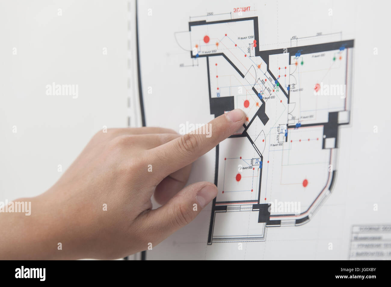 L'architetto studi il disegno del nuovo appartamento Foto Stock