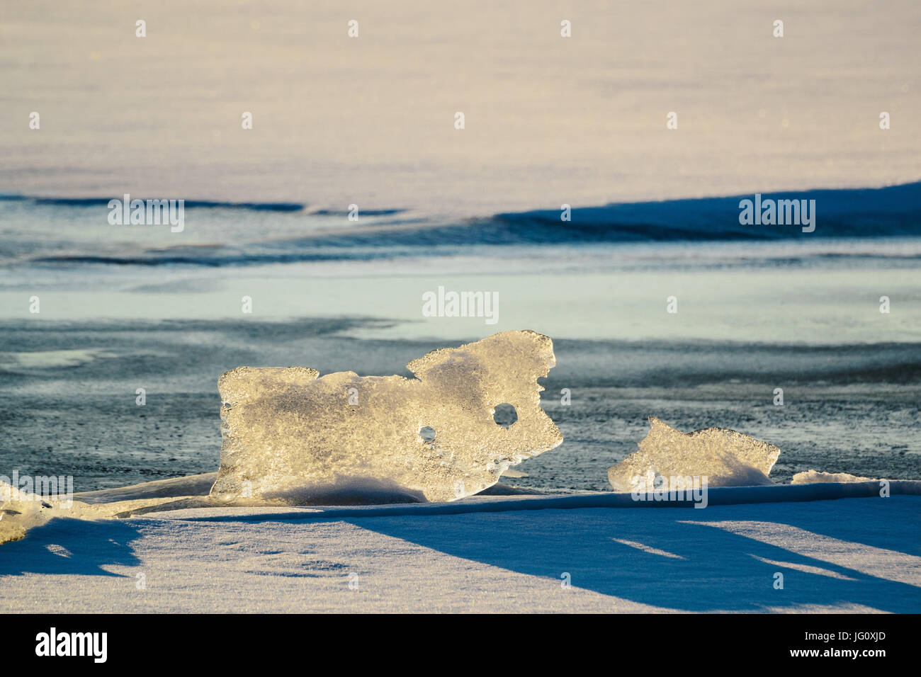 Un bellissimo epic di cristalli di ghiaccio sulla neve i raggi del sole al tramonto. Foto Stock