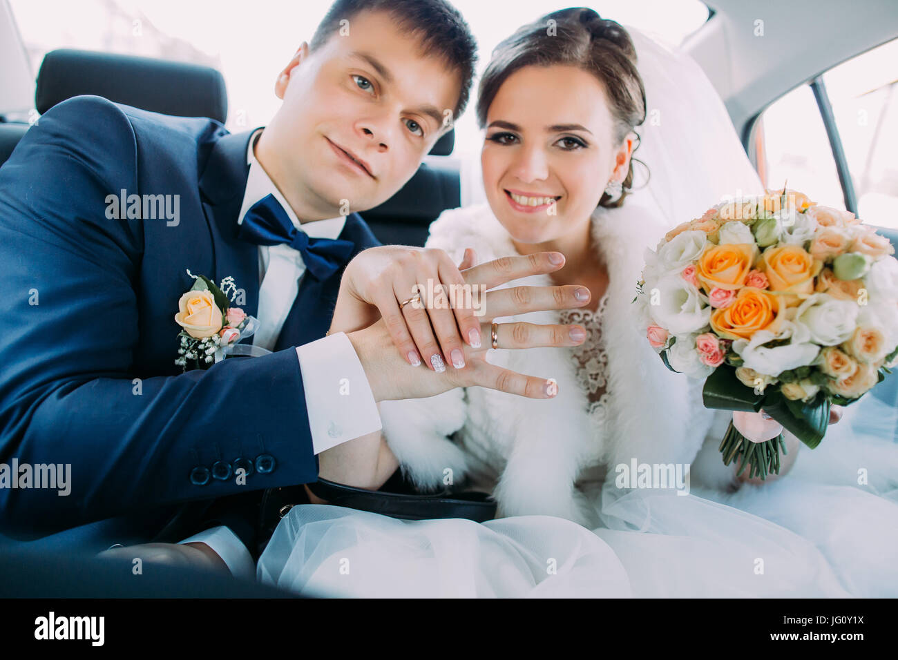 Le mani con anelli di nozze su coppie di sposi novelli le mani. Foto Stock