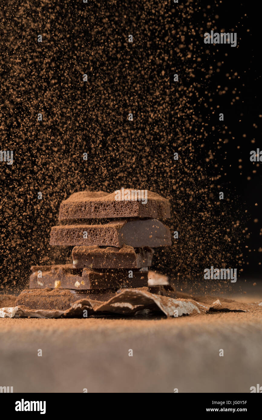 Rotture di cioccolato con spruzzata di cacao Foto Stock