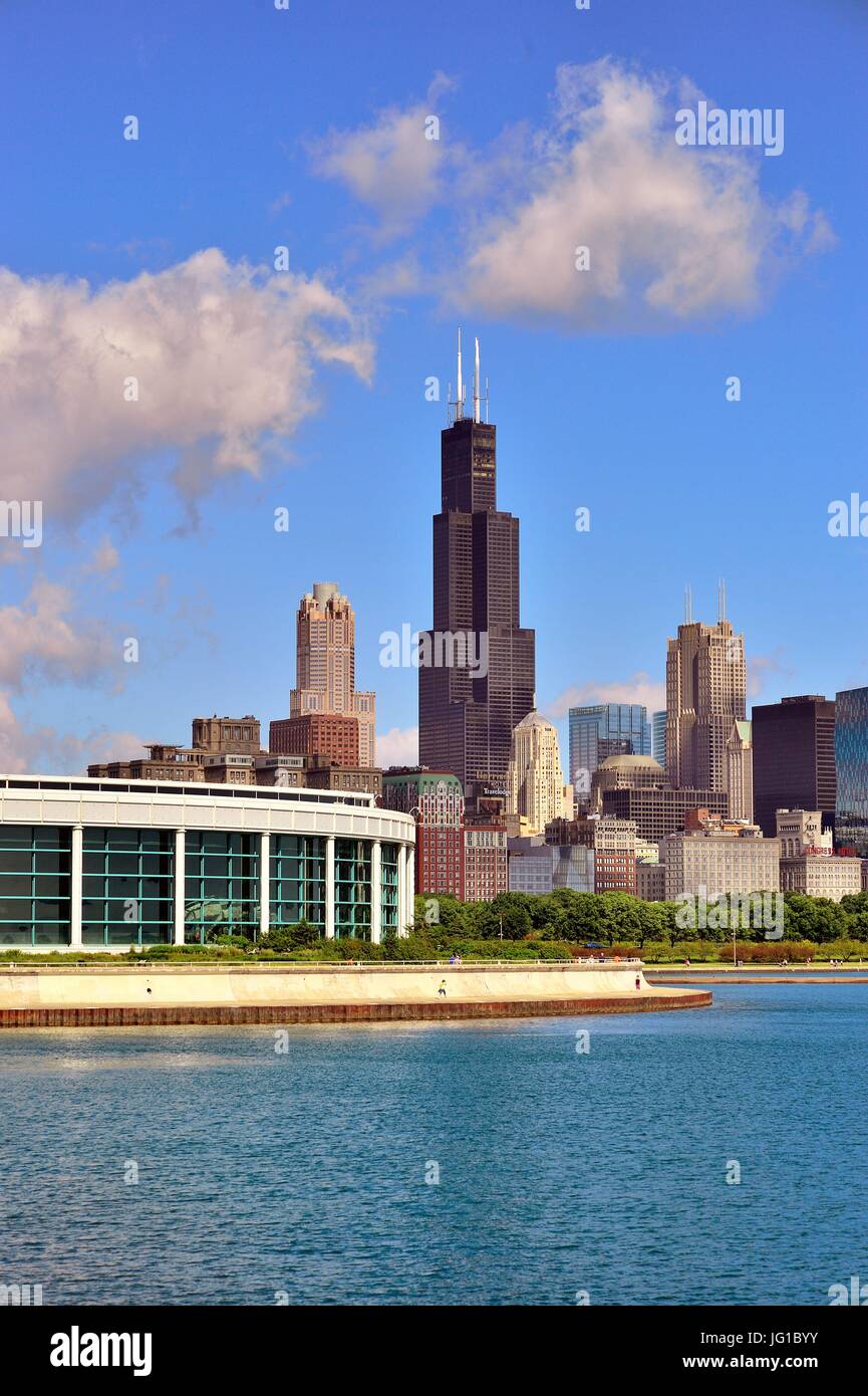 Il lungolago di Chicago e di una porzione dello skyline della città come si vede dal Museo del Campus su una guardia, mattina di primavera. Chicago, Illinois, Stati Uniti d'America. Foto Stock