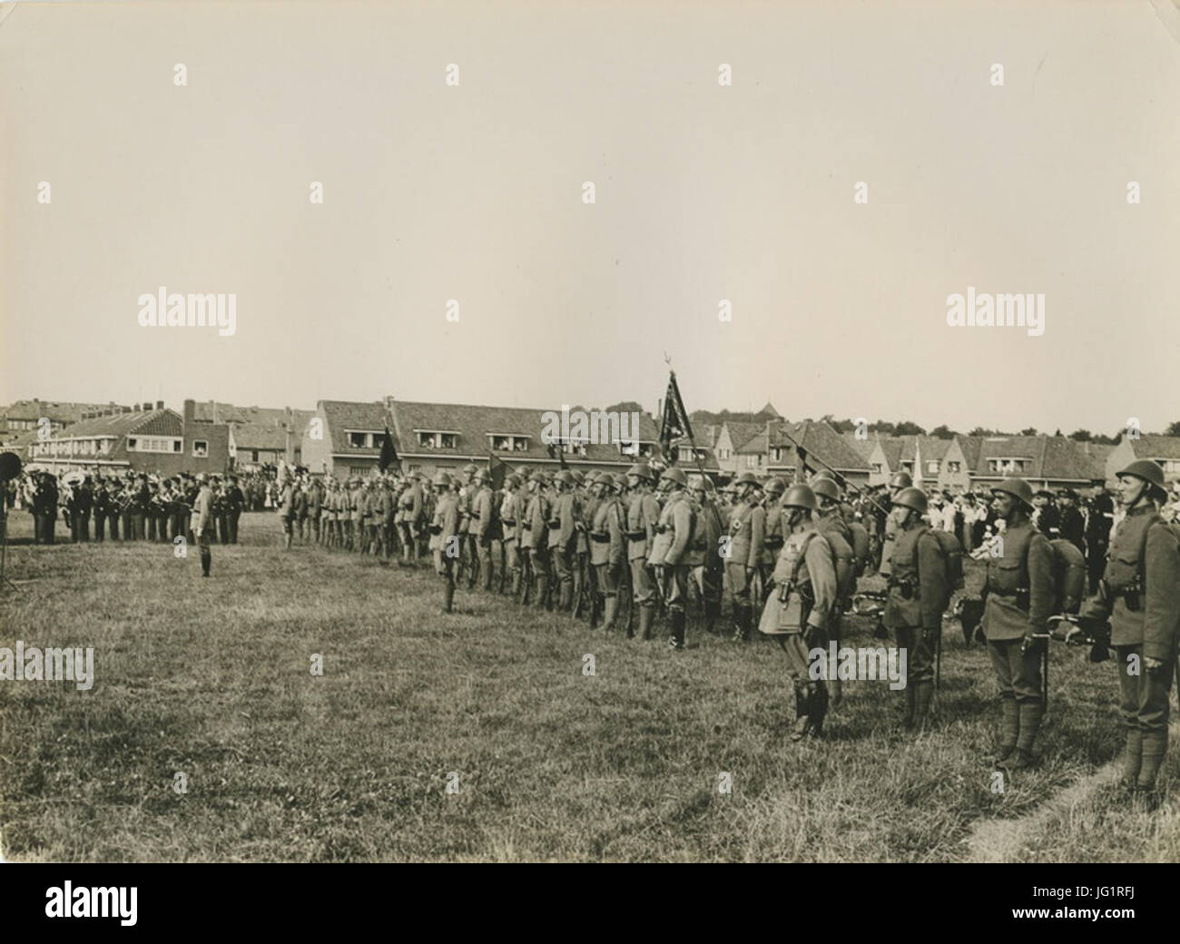 De detachementen granatieri en Jagers aangetreden staan voor de vlaggenparade op - F40363 - KNBLO Foto Stock