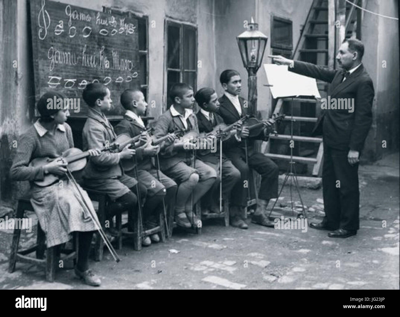 Iosif Berman - O lecC89Bie de muzică organizată pentru copiii de la C89Bară de C898coala Sociologică de la BucureC899ti Foto Stock