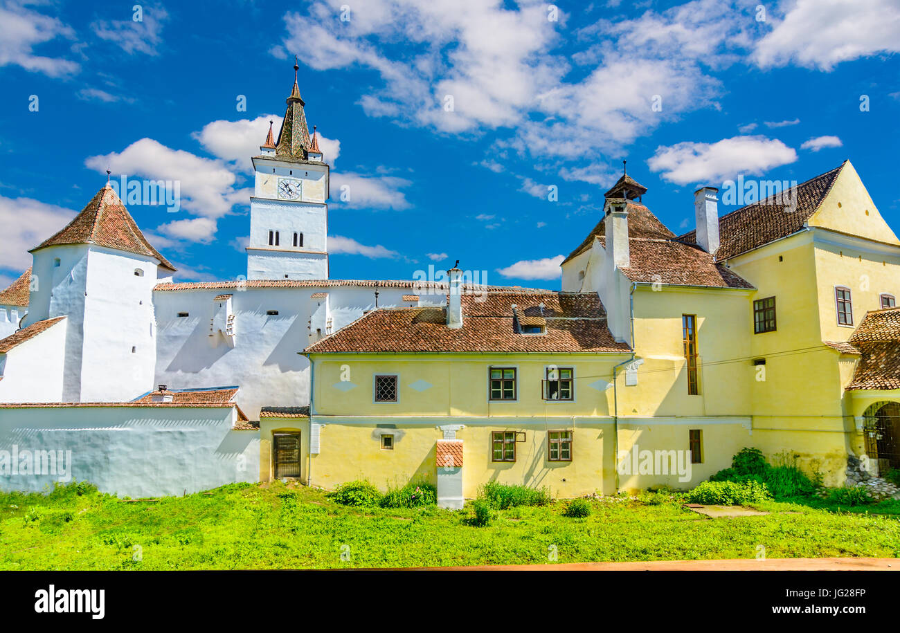 Vista sulla strada della chiesa fortificata di harman,Brasov, in Romania.La fortezza si trova nel centro di harman, un villaggio a 8 km di distanza da brasov e da Foto Stock