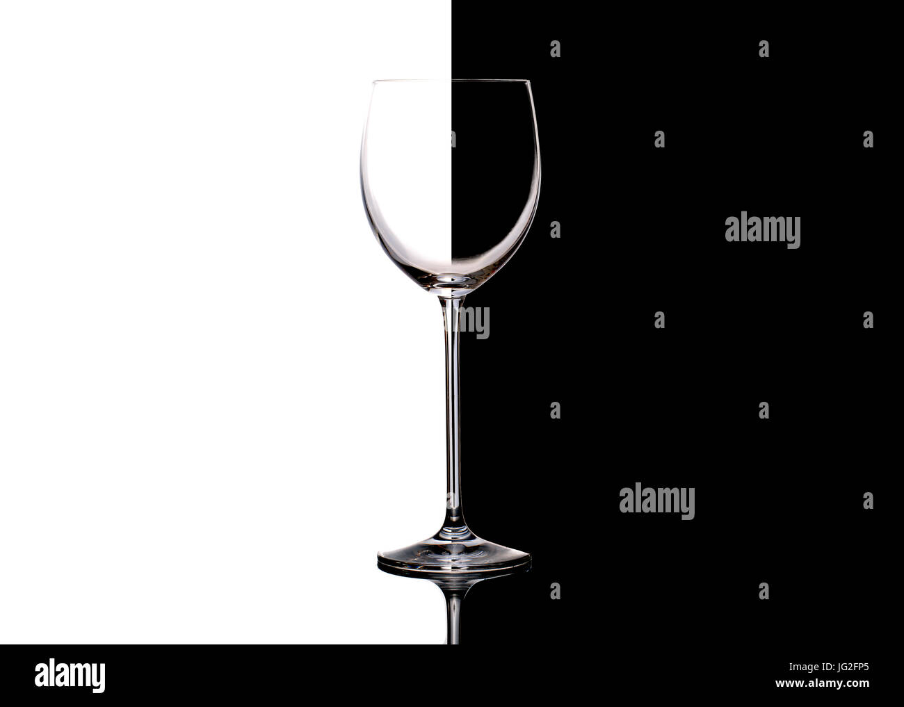 Vetro isolato e la tazza di acqua Foto Stock