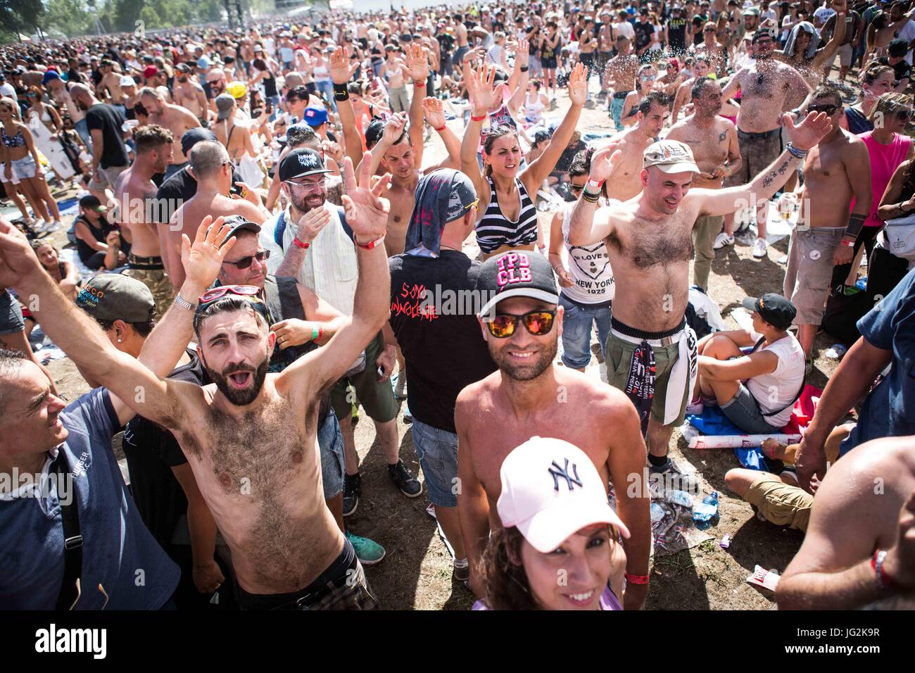 Modena, Italia. 01 Luglio, 2017. L'Italiano rock star Vasco Rossi festeggia i suoi quaranta anni di carriera con il mega concerto vasco Modena Park a Enzo Ferrai park di Modena con due centinaia di migliaia di persone. Credito: Roberto Finizio/Pacific Press/Alamy Live News Foto Stock