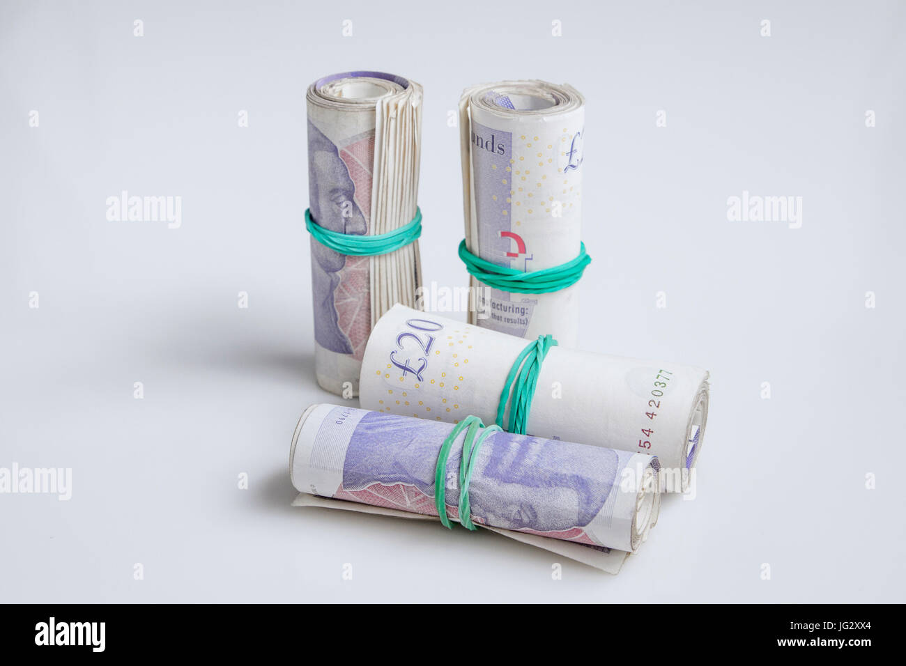 Varsavia, Polonia - 1 Luglio 2017: valuta britannica. Quattro rotoli di venti pound notes detenute da fascia di gomma Foto Stock