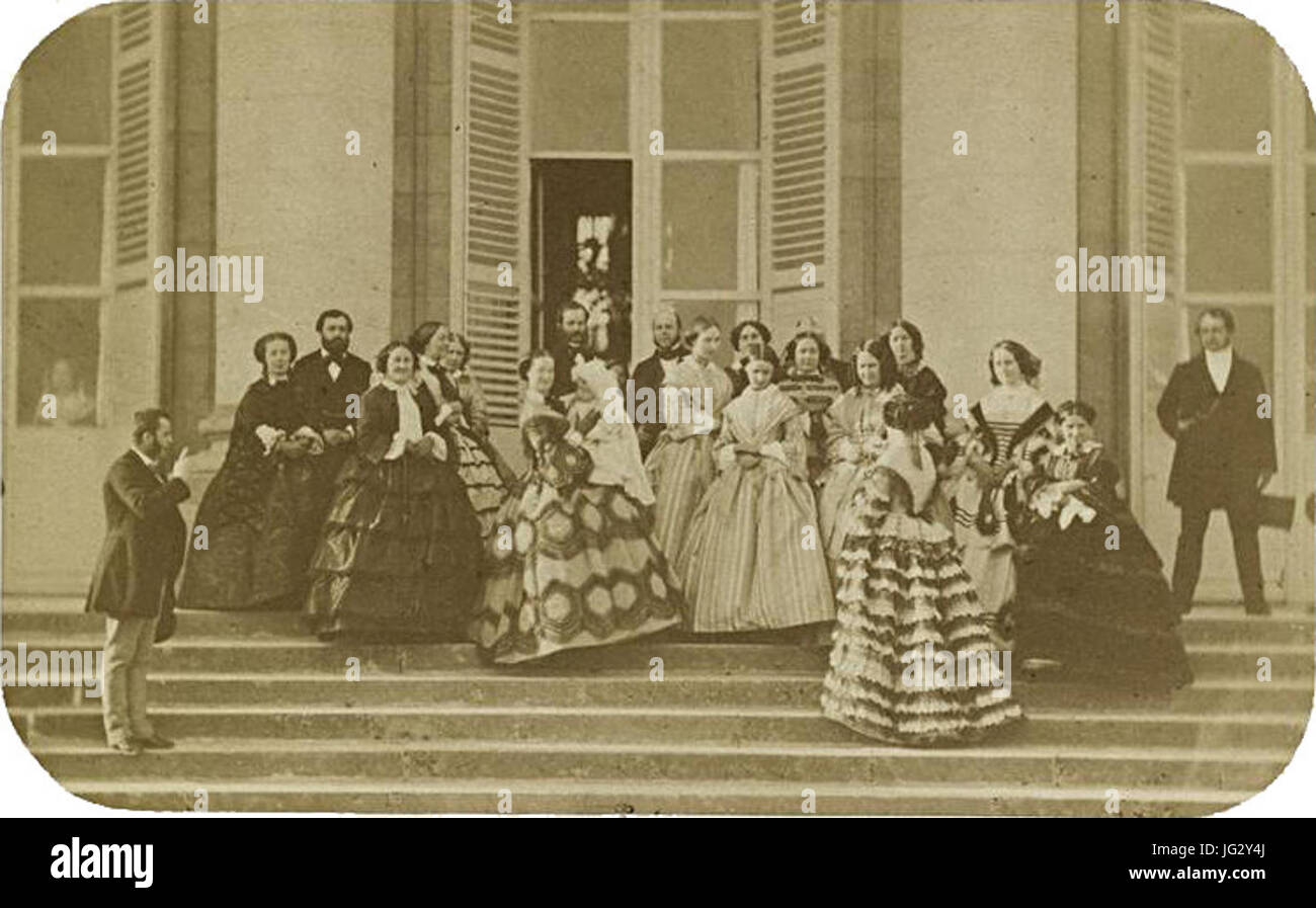 L impératrice Eugénie et sa cour sur les marches du Palais de Compiègne - Aguado Foto Stock