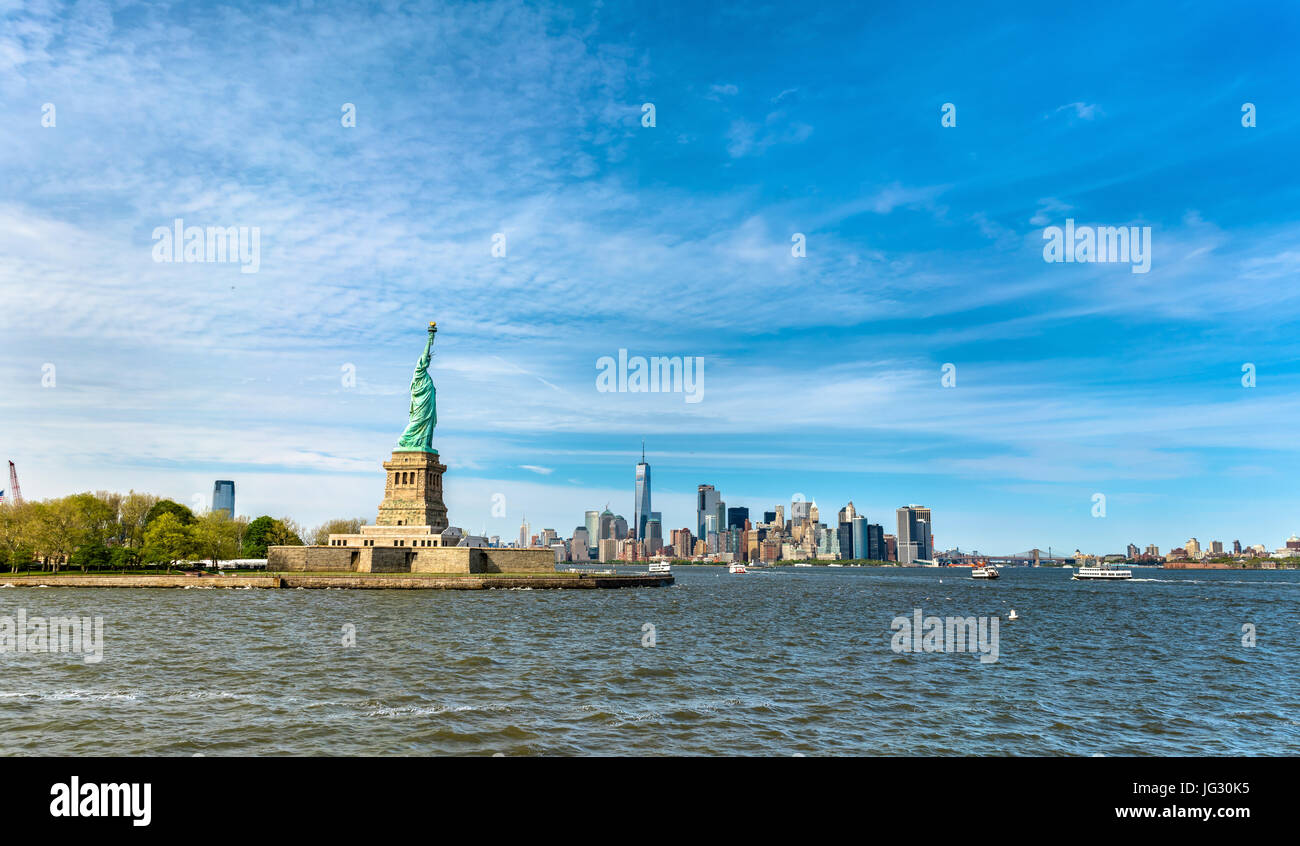 La statua della Libertà e Manhattan, New York City Foto Stock
