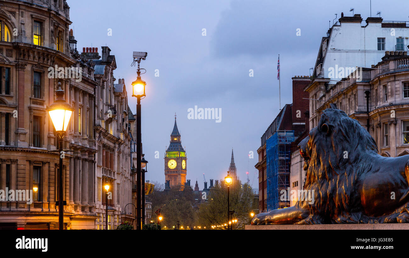 Londra Trafalgar Square lion e Big Ben tower a sfondo, London, Regno Unito Foto Stock