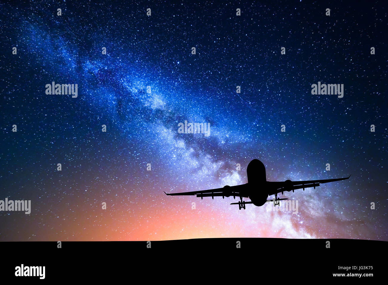 Via Lattea e silhouette di un aeroplano. Paesaggio con aereo passeggeri vola nel cielo stellato di notte. Sfondo spazio. Aereo commerciale Foto Stock