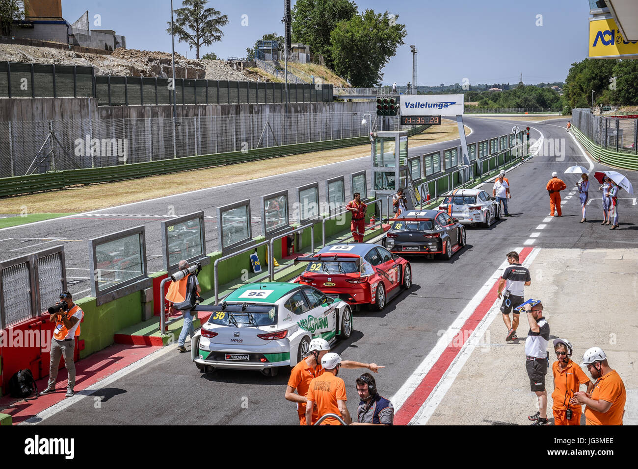 Seat Leon Cupra Cup racing cars nel circuito pit lane prima del giro di formazione in attesa di bandiera verde Foto Stock