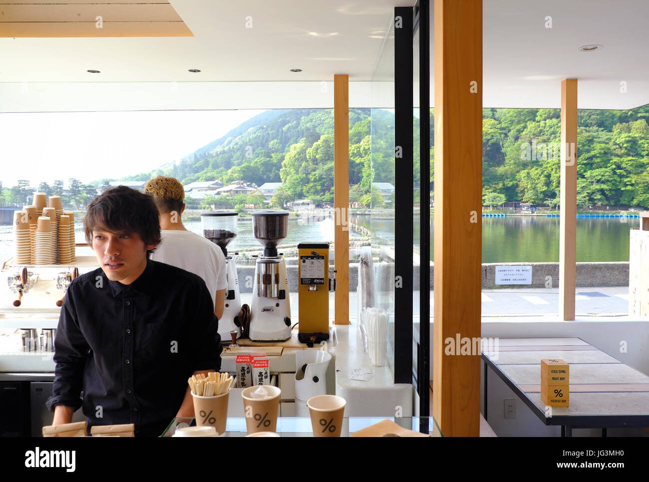 % Di Kyoto Arabica coffee shop in Arashiyama al mattino con scenic Katsura fiume nella zona Arashiyama in background. Foto Stock