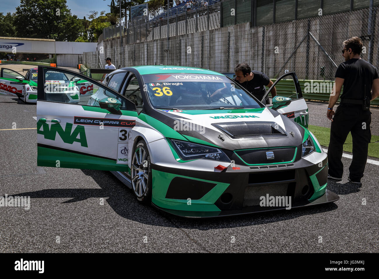 Seat Leon Cupra Cup racing, driver Alberto Briaghi auto, sul circuito griglia di partenza line up prima della gara Foto Stock