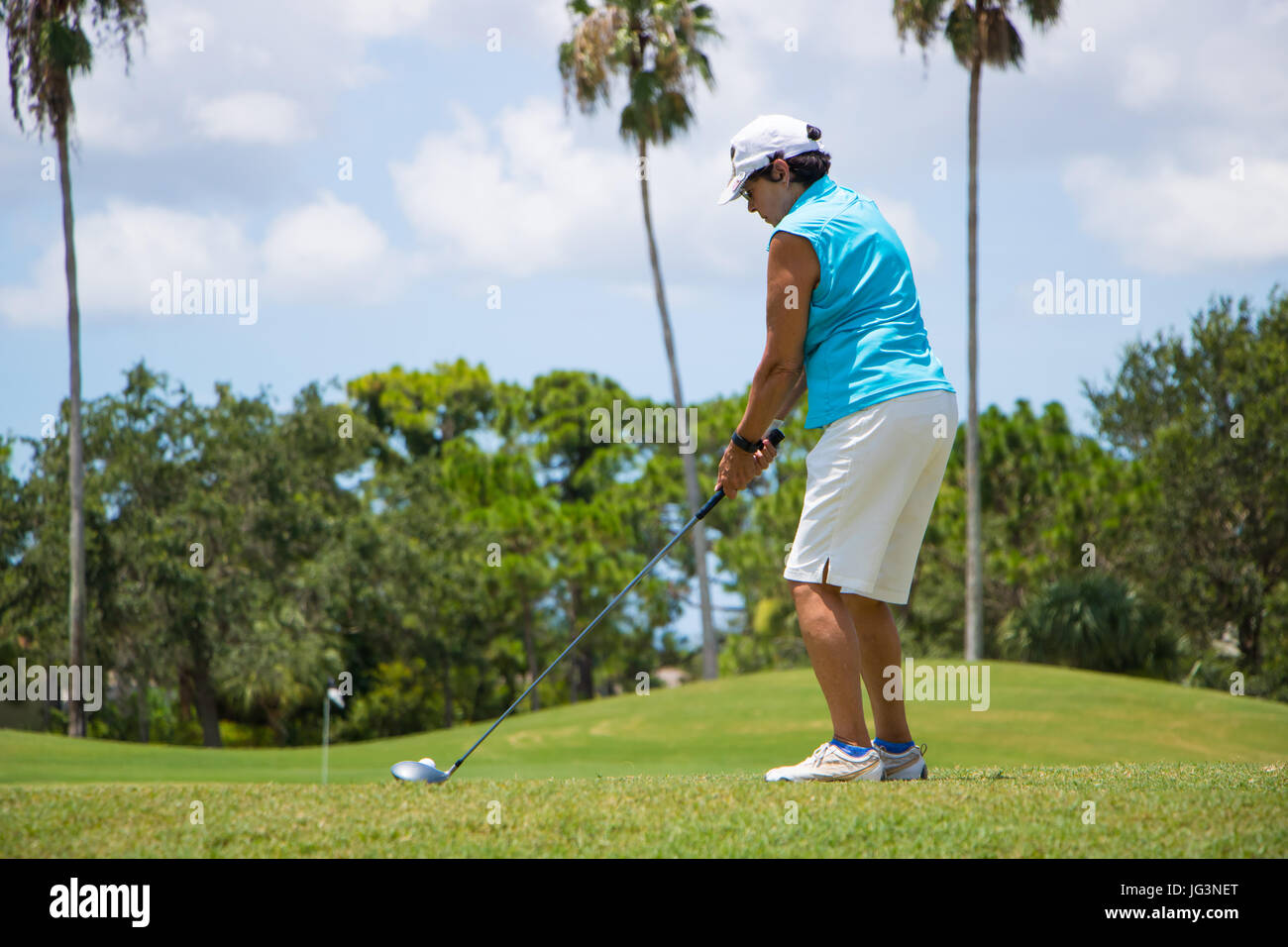 Il Golfer colpendo la sfera sul bellissimo campo da Golf Foto Stock