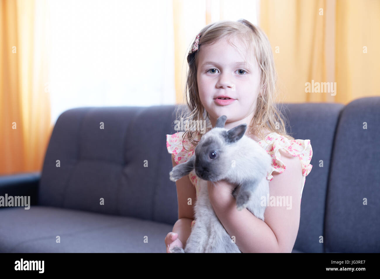 La ragazza e il coniglio in ambienti interni Foto Stock