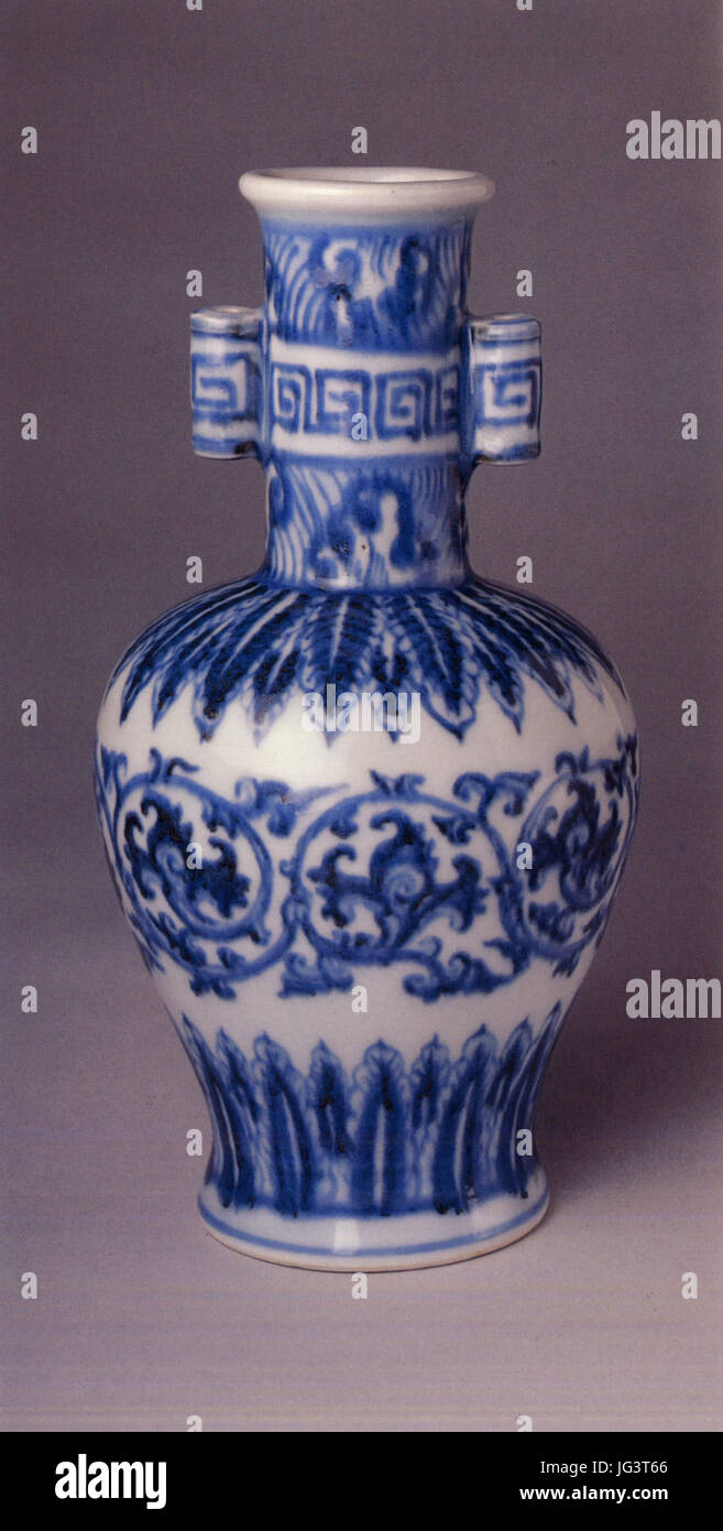 La dinastia Ming Xuande mark e il periodo (1426-35) imperial blu e bianco vase, dal Metropolitan Museum of Art. E6988EE5AEA3E5BEB7 E699AFE5BEB7E98EAEE7AAAFE99D92E88AB1E8B2ABE88 0102 Foto Stock