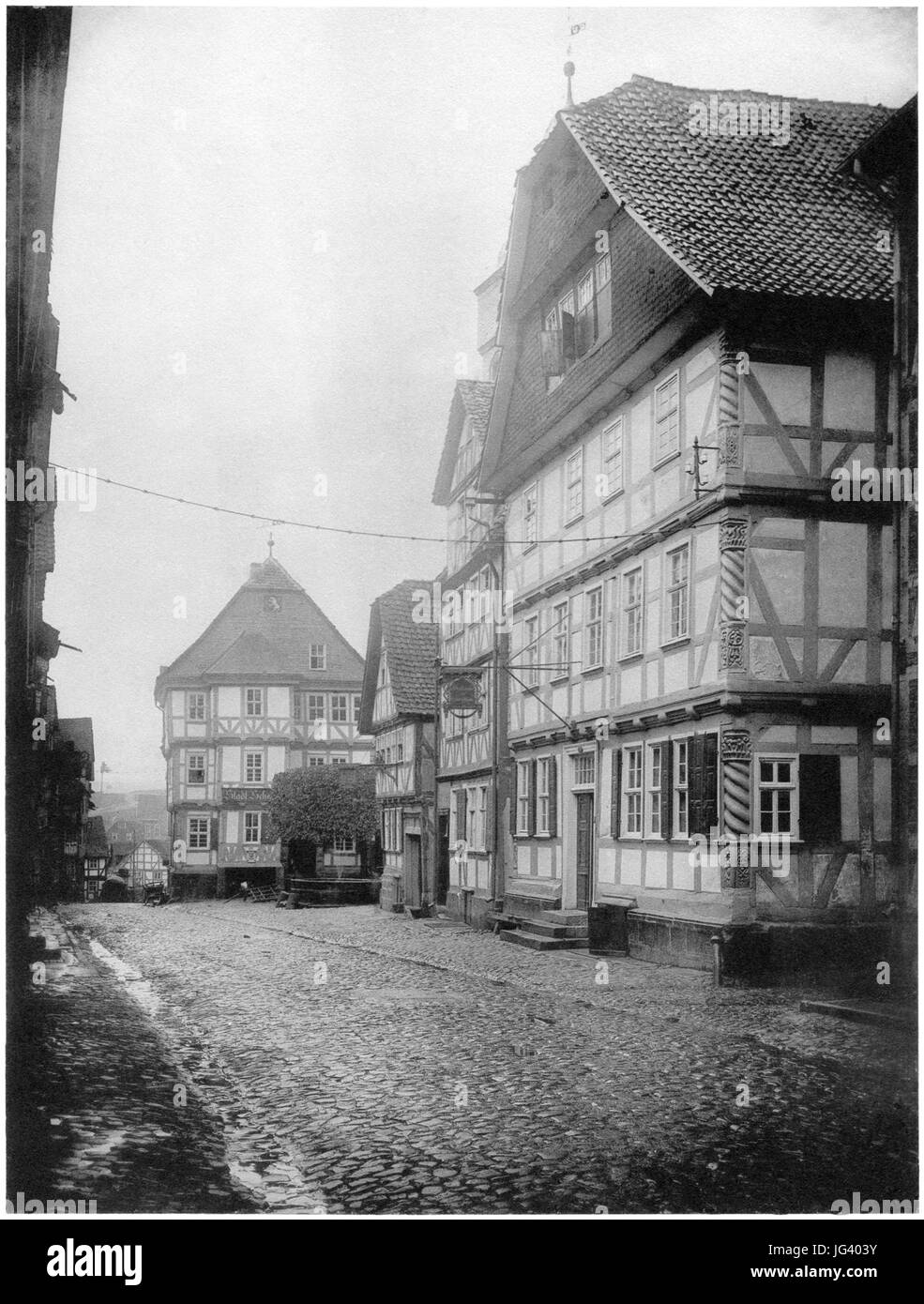 Ludwig Bickell-Hessische Holzbauten-Heft 02 03-1891-033-Lichtenau vorn Gasthaus z gruenen Baum hinten Rathaus Foto Stock