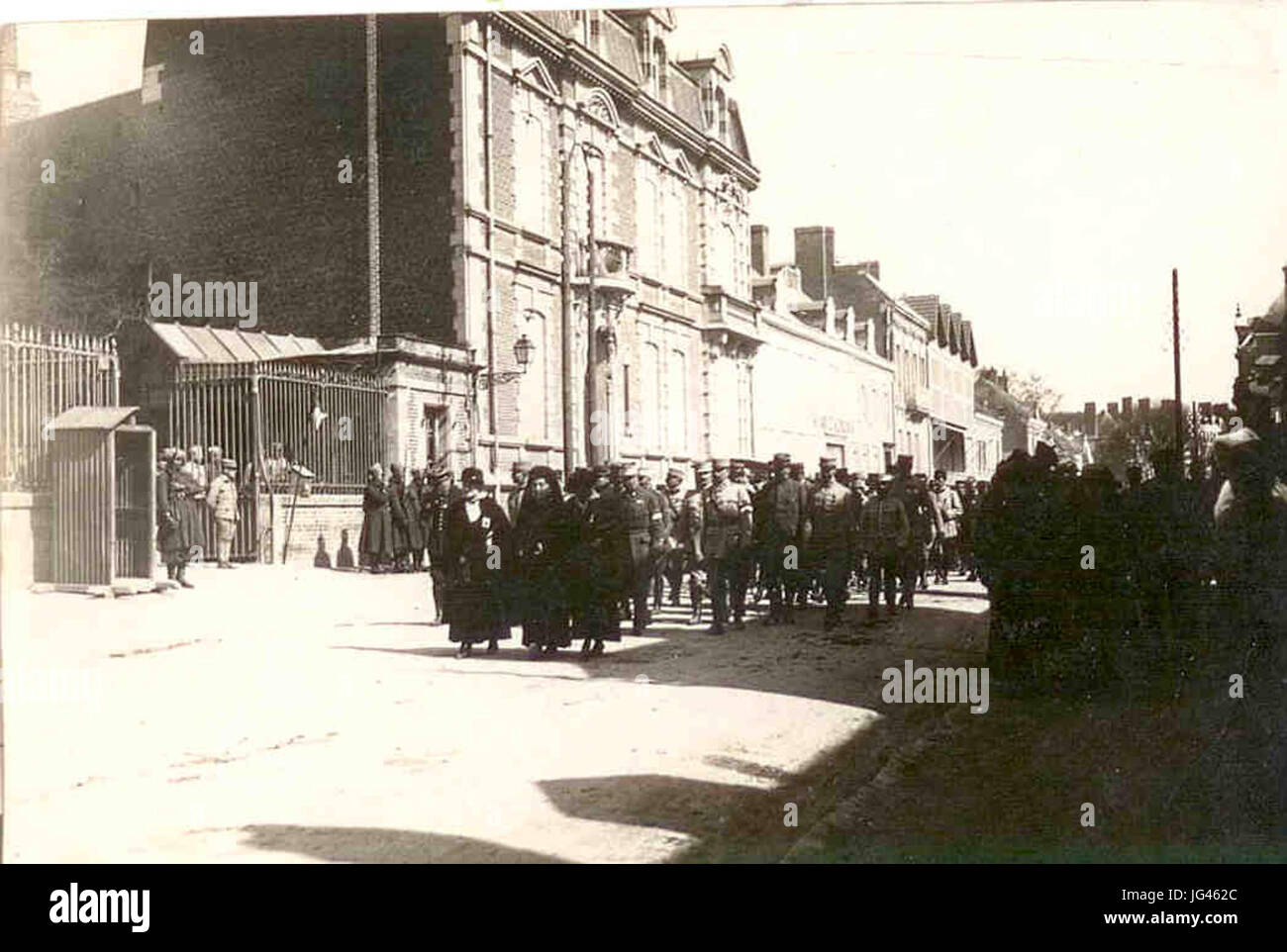 Obsèques du tenente Madelin et de l'adjudant Degond tués à l'ennemi (guerre de 1914-1918)-Foto 2 sur 3 Foto Stock