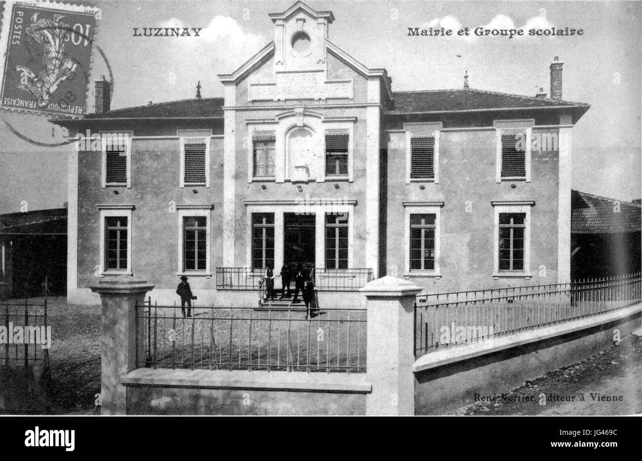 Luzinay, mairie et Groupe Scolaire en 1909, p 116 de l'Isère les 533 comuni - René meglio è éditeur à Vienne Foto Stock