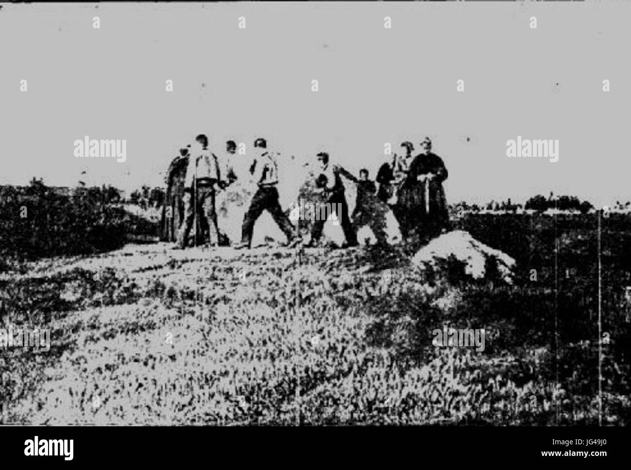 Pèlerins à Locronan faisant le tour de la jument de pierre en 1903 Foto Stock
